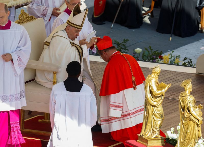 © Reuters. Pope Francis blesses new Cardinal Grzegorz Rys, during a consistory ceremony to elevate Roman Catholic prelates to the rank of cardinal, in Saint Peter's square at the Vatican, September 30, 2023. REUTERS/Remo Casilli