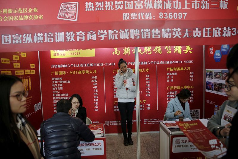 © Reuters. FILE PHOTO: Recruiters talk to job seekers at a job fair in Beijing, China February 28, 2016, REUTERS/Damir Sagolj/File Photo