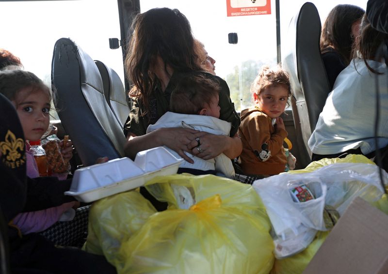 &copy; Reuters. Refugees from Nagorno-Karabakh region sit in a bus upon their arrival in the border village of Kornidzor, Armenia, September 29, 2023. REUTERS/Irakli Gedenidze
