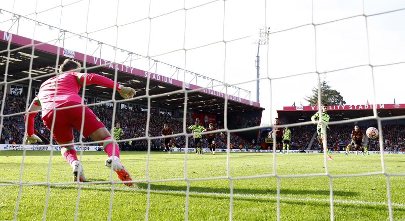 &copy; Reuters. Futebol - Premier League - AFC Bournemouth x Arsenal - Vitality Stadium, Bournemouth, Reino Unido - 30 de setembro de 2023 Kai Havertz do Arsenal marca seu terceiro gol de pênalti contra Neto Action Images do AFC Bournemouth via Reuters/John Sibley