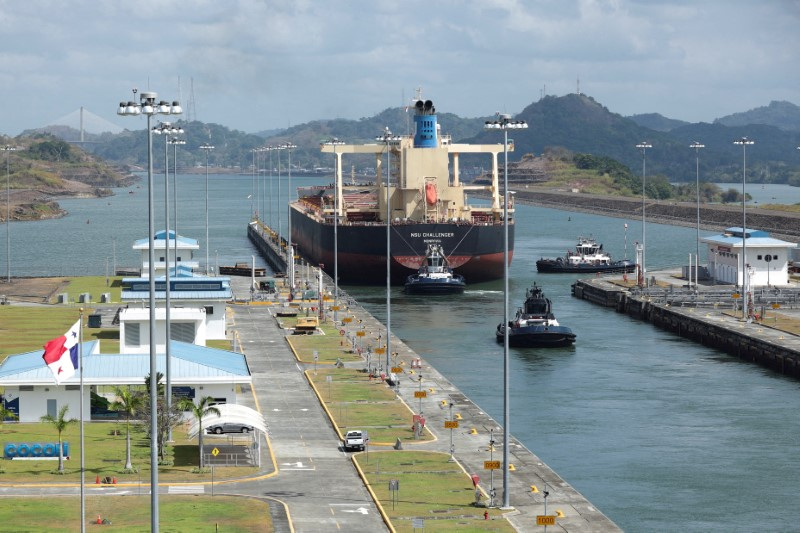 &copy; Reuters. FOTO DE ARQUIVO: Navio transita pelo canal expandido através das eclusas Cocoli no Canal do Panamá, nos arredores da Cidade do Panamá, Panamá, 19 de abril de 2023. REUTERS/Aris Martinez/Foto de arquivo