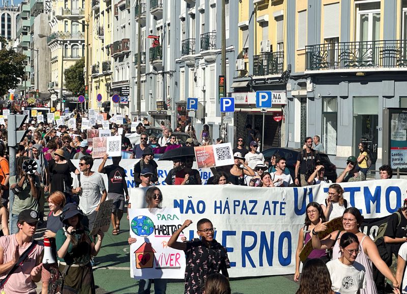 © Reuters. People protest against increasing rents and house prices, in Lisbon, Portugal, September 30, 2023. REUTERS/Miguel Pereira