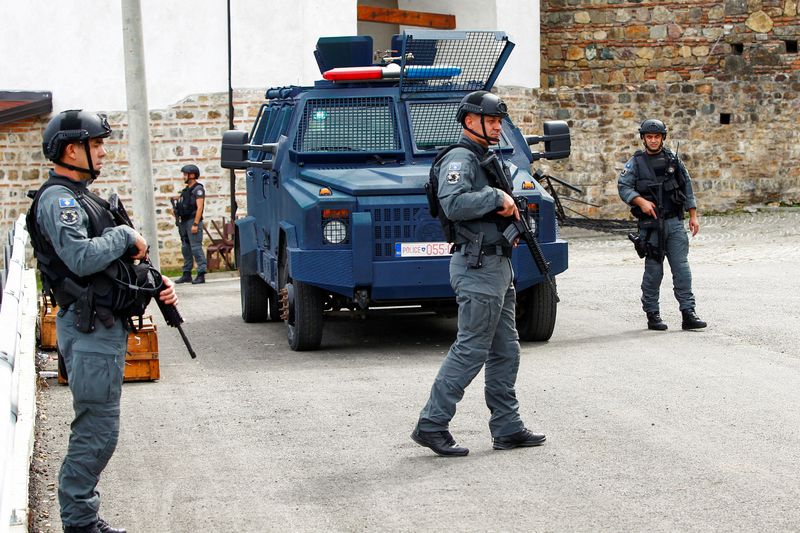 &copy; Reuters. ضباط شرطة كوسوفو يقومون بدورية في أعقاب حادث إطلاق نار في قرية بانيسكا يوم 27 سبتمبر أيلول 2023. تصوير: أوجنين تيوفيلوفسكي - رويترز.
