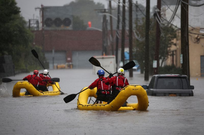 © Reuters. Special Operations Unit rescue personnel with the Westchester County Emergency Services paddle in rafts as they check buildings for victims trapped in heavy flooding in the New York City suburb of Mamaroneck, New York, U.S., September 29, 2023. REUTERS/Mike Segar