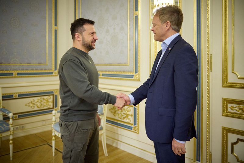 &copy; Reuters. FILE PHOTO: Ukraine's President Volodymyr Zelenskiy welcomes British Defence Secretary Grant Shapps before a meeting, amid Russia's attack on Ukraine, in Kyiv, Ukraine, in this handout picture released September 28, 2023. Ukrainian Presidential Press Serv