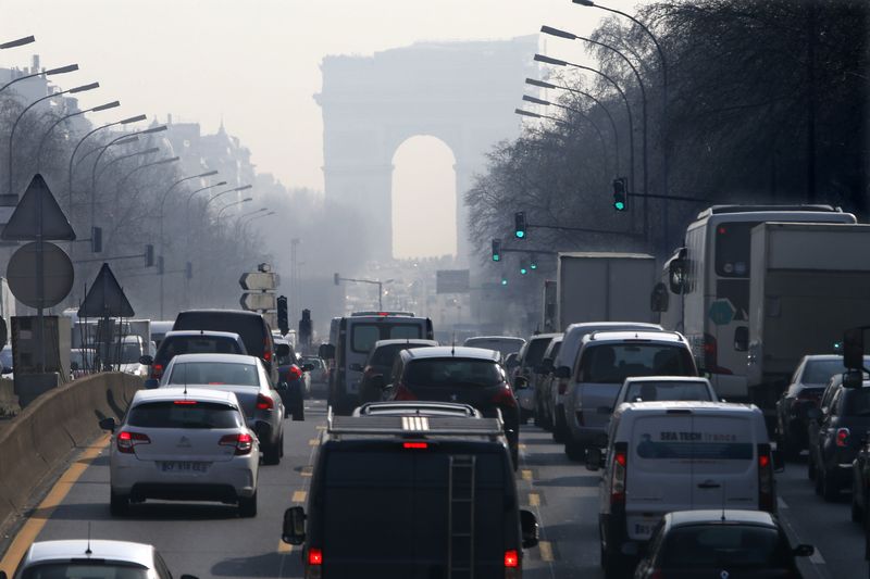 &copy; Reuters. Circulation aux heures de pointe sur une avenue menant à l'Arc de Triomphe à Neuilly-sur-Seine. /Photo d'archives/REUTERS/Charles Platiau  