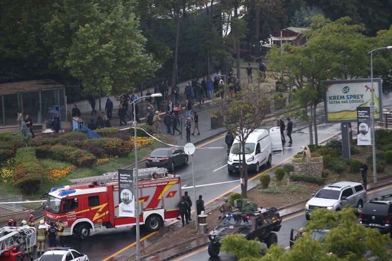 &copy; Reuters. قوات أمن خارج وزارة الداخلية بعد هجوم بقنبلة في أنقرة يوم الأحد. تصوير: تشالا جوروغان - رويترز.
