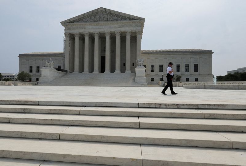 &copy; Reuters. FILE PHOTO: A police officer patrols outside the U.S. Supreme Court in Washington, U.S. June 30, 2023.??REUTERS/Jim Bourg/File Photo