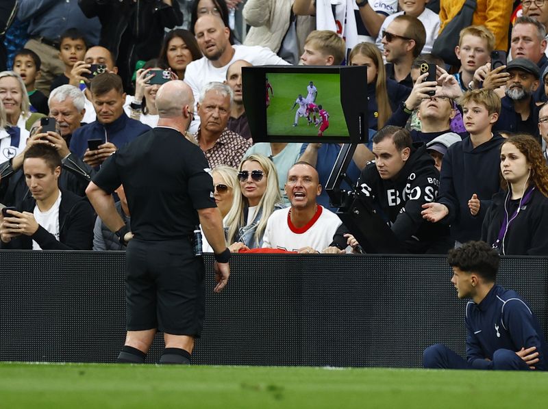 &copy; Reuters. سيمون هوبر يتفقد شاشة تقنية الحكم الفيديو المساعد خلال مباراة ليفربول وتوتنهام في الدوري الإنجليزي الممتاز يوم السبت. تصوير: بيتر زيبورا - ر