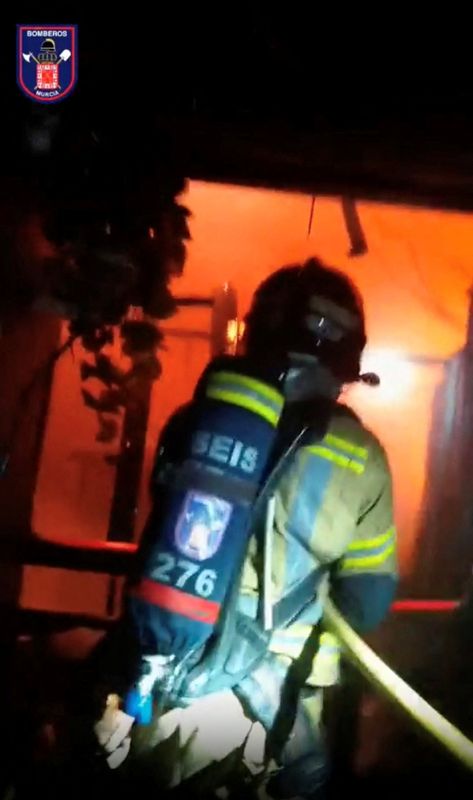 &copy; Reuters. رجال أطفاء يحاولون السيطرة على النيران داخل ملهى ليلي في مرسية بإسبانيا يوم الأحد في صورة مأخوذة من مقطع  فيديو حصلت عليه رويترز من إدارة طو
