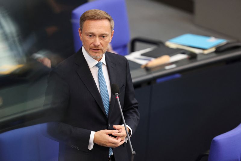 &copy; Reuters. FILE PHOTO: German Finance Minister Christian Lindner speaks during a session of the lower house of parliament, Bundestag, at the Reichstag building, in Berlin, Germany September 27, 2023. REUTERS/Liesa Johannssen/File Photo