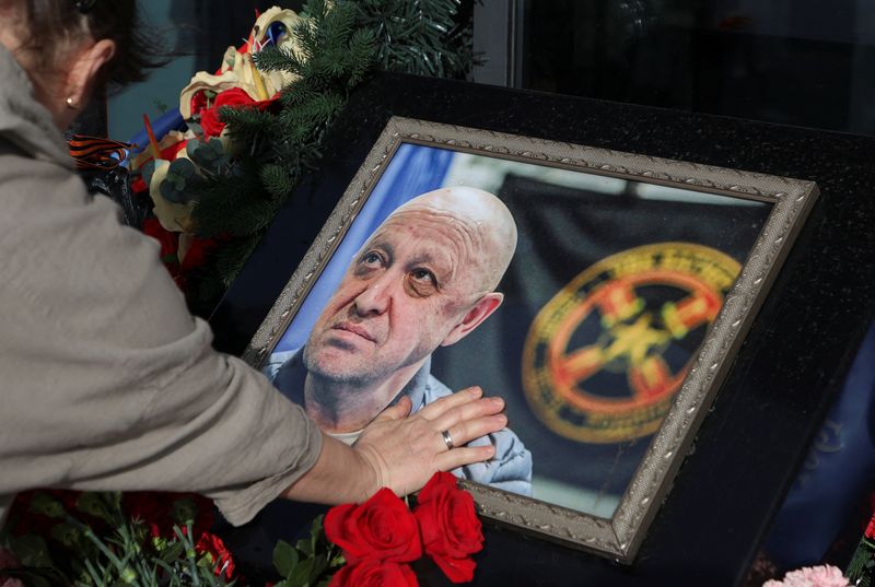 &copy; Reuters. A woman mourns next to a makeshift memorial for Yevgeny Prigozhin, head of the Wagner mercenary group, as people mark 40 days since his death to respect an Orthodox tradition, in Saint Petersburg, Russia, October 1, 2023. REUTERS/Anton Vaganov