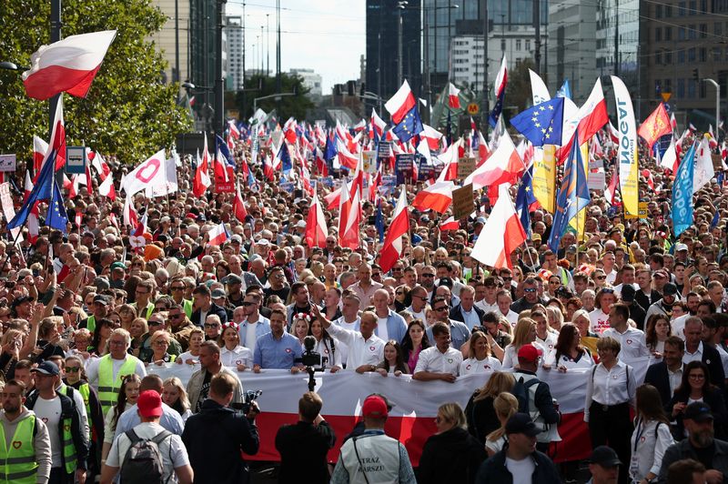 © Reuters. Donald Tusk, the leader of the largest opposition grouping Civic Coalition (KO) and Rafal Trzaskowski, mayor of Warsaw march in front of the Polish national flag during the 
