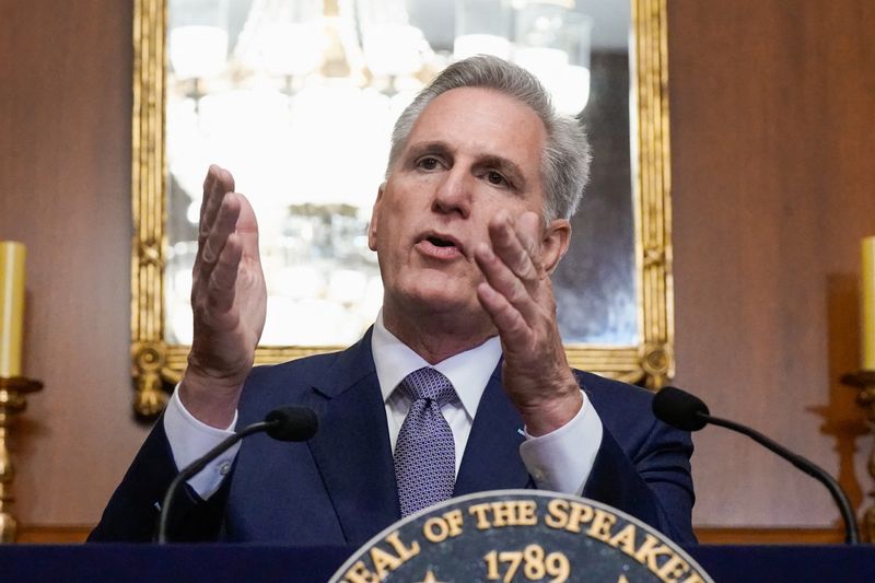 © Reuters. U.S. House Speaker Kevin McCarthy (R-CA) speaks to reporters in the U.S. Capitol after the House of Representatives passed a stopgap government funding bill to avert an immediate government shutdown, on Capitol Hill in Washington, U.S. September 30, 2023.  REUTERS/ Ken Cedeno