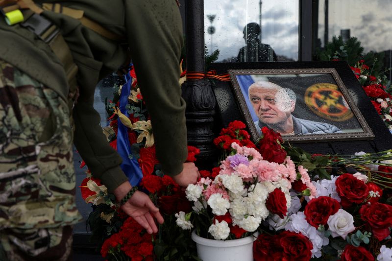 &copy; Reuters. رجل يضع الزهور على نصب تذكاري مؤقت ليفجيني بريجوجن رئيس مجموعة فاجنر العسكرية الروسية الخاصة خلال ذكرى مرور 40 يوما على وفاته في سان بطرسبرج 