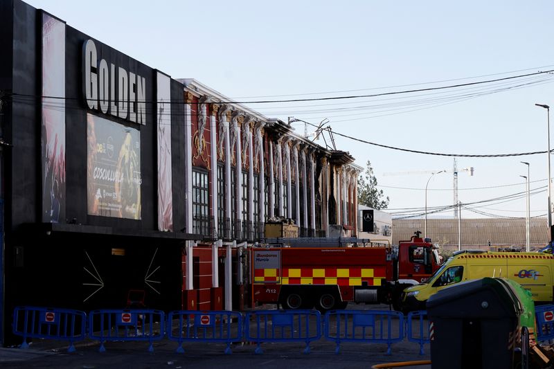 &copy; Reuters. Um caminhão de bombeiros é visto depois que casas noturnas adjacentes pegaram fogo em Múrcia, Espanha, em 1º de outubro de 2023. REUTERS/Eva Manez