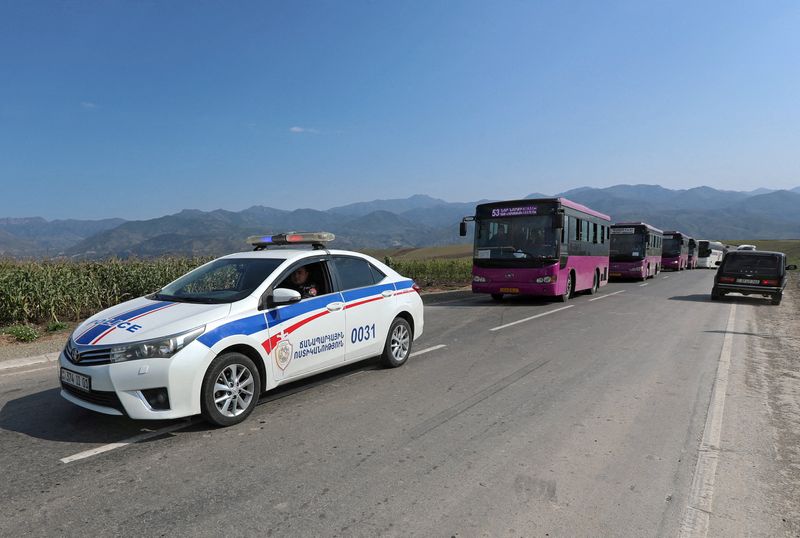© Reuters. FILE PHOTO: Buses carrying refugees from Nagorno-Karabakh region arrive in the border village of Kornidzor, Armenia, September 29, 2023. REUTERS/Irakli Gedenidze/File Photo
