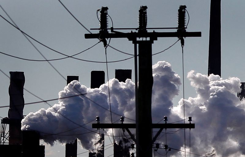 © Reuters. FILE PHOTO: Vapour pours from a steel mill chimney in the industrial town of Port Kembla, about 80 km (50 miles) south of Sydney July 7, 2011.         REUTERS/Tim Wimborne/File Photo