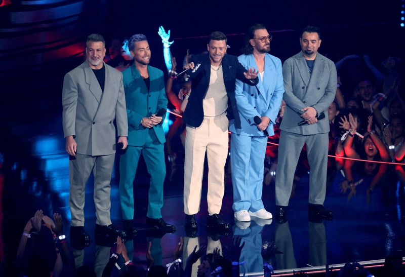 &copy; Reuters. FOTO DE ARQUIVO: Justin Timberlake, Joey Fatone, Chris Kirkpatrick, Lance Bass e JC Chasez, membros do NSYNC, participam do 2023 MTV Video Music Awards no Prudential Center em Newark, Nova Jersey, EUA, 12 de setembro de 2023. REUTERS/Brendan Mcdermid/File