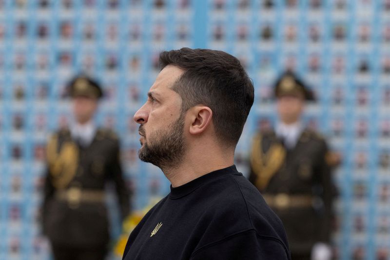 &copy; Reuters. Ukraine's President Volodymyr Zelenskiy visits the Memory Wall of Fallen Defenders of Ukraine, amid Russia's attack on Ukraine, during Defenders of Ukraine Day commemoration in Kyiv, Ukraine October 1, 2023.  Ukrainian Presidential Press Service/Handout v