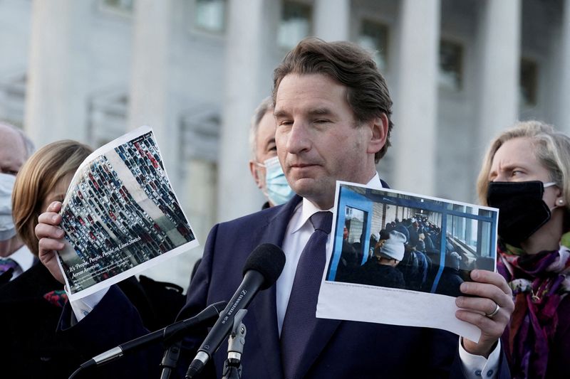 © Reuters. FILE PHOTO: Rep. Dean Phillips (D-MN) with the Problem Solvers Caucus and other members, speaks at a news conference on the forthcoming passage of the bipartisan emergency COVID-19 relief bill in Washington, D.C., U.S., December 21, 2020. REUTERS/Ken Cedeno/File Photo