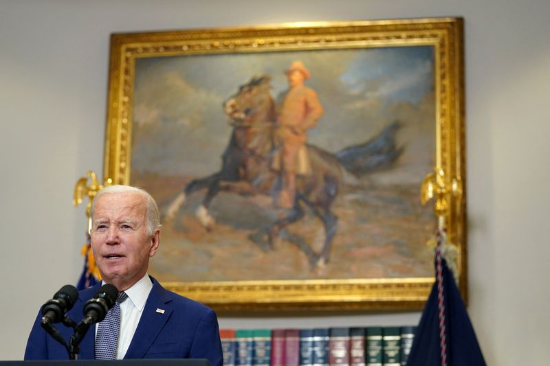 © Reuters. U.S. President Joe Biden makes a statement about the stopgap government funding bill passed by the U.S. House and Senate to avert a government shutdown at the White House in Washington, U.S., October 1, 2023. REUTERS/Bonnie Cash