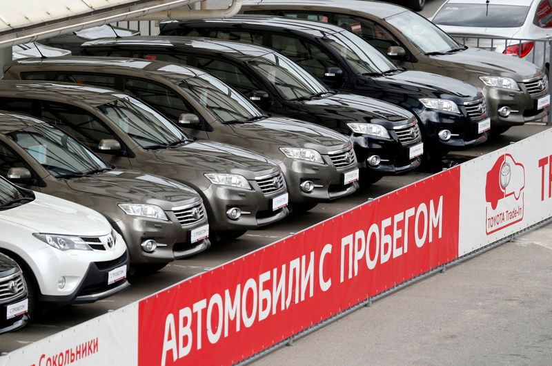 &copy; Reuters. FILE PHOTO: Second-hand Toyota cars are seen on sale at a dealer shop in Moscow, Russia, July 8, 2016.  REUTERS/Sergei Karpukhin/File Photo