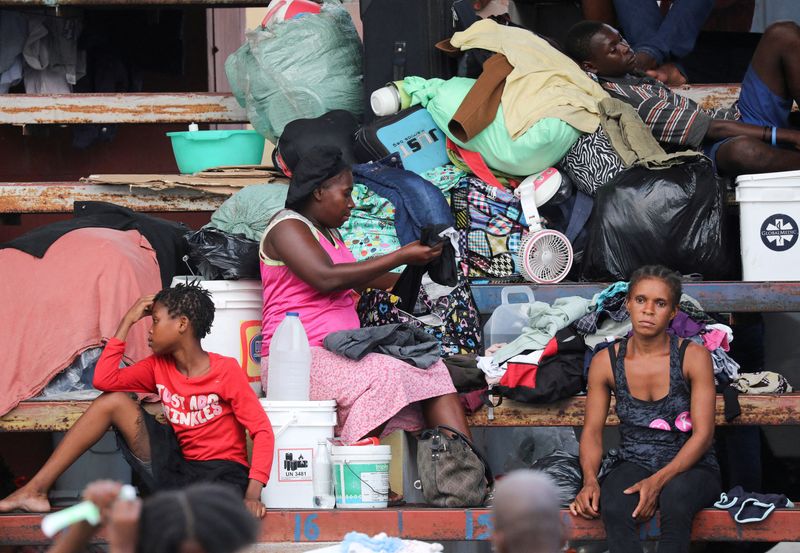 &copy; Reuters. فارون من عنف العصابات في هايتي يلجؤون إلى منطقة ألعاب رياضية في بورتو برنس بهايتي يوم الأحد. تصوير: رالف تيدي إيرول - رويترز 
