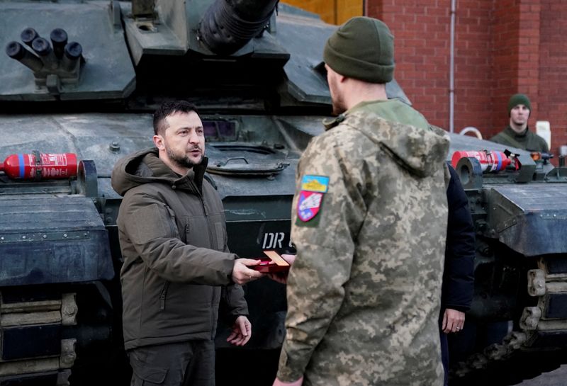 &copy; Reuters. 　ウクライナのゼレンスキー大統領（写真左）は３０日、首都キーウ（キエフ）で開いた海外の防衛企業とのフォーラムで、ロシア軍への反転攻勢のための武器供給を増やすために欧米の装