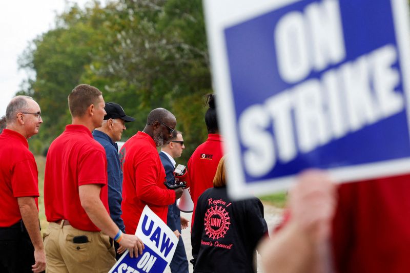 &copy; Reuters. U.S. President Joe Biden joins striking members of the United Auto Workers (UAW) on the picket line outside the GM's Willow Run Distribution Center, in Belleville, Wayne County, Michigan, U.S., September 26, 2023. REUTERS/Evelyn Hockstein/File photo