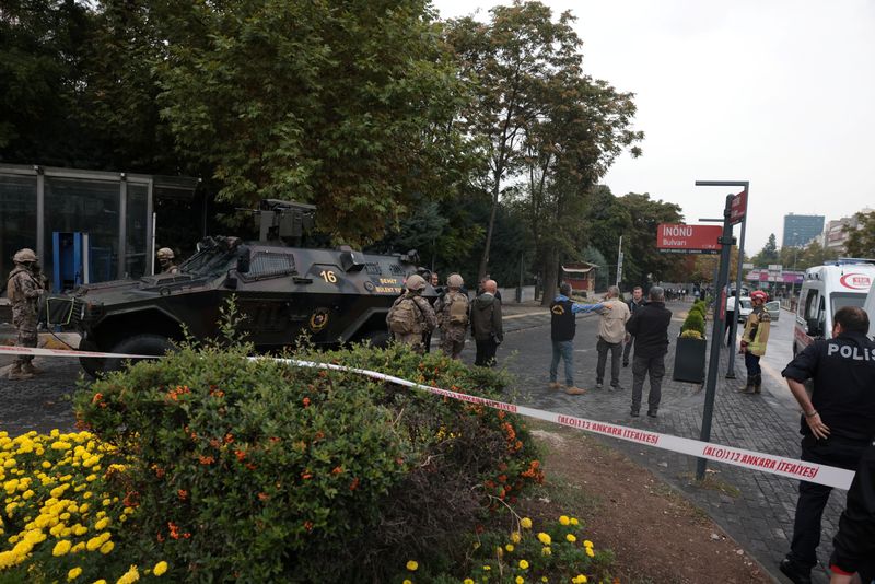 &copy; Reuters. أفراد من القوات الخاصة بالشرطة التركية يقومون بتأمين المنطقة القريبة من وزارة الداخلية بعد هجوم بقنبلة في أنقرة يوم الأحد. تصوير: تشالا جور
