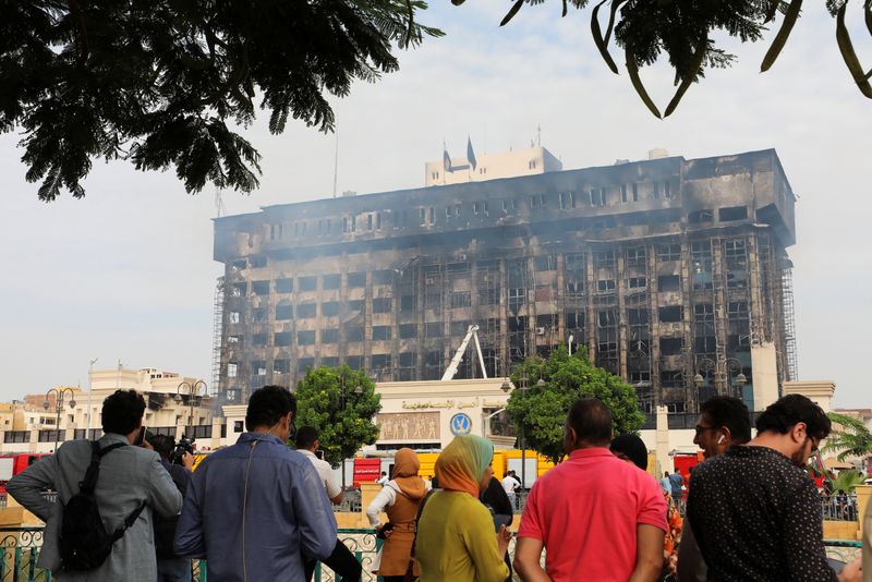 &copy; Reuters. Des personnes se rassemblent près d'un bâtiment de la police où un incendie s'est déclaré, à Ismailia, en Égypte. /Photo prise le 2 octobre 2023/REUTERS/Mohamed Abd El Ghany