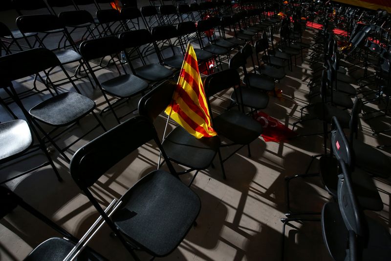 &copy; Reuters. FOTO DE ARCHIVO. Una Senyera (bandera catalana) sobre una silla tras un mitin del Partido Socialista de Cataluña (PSC) en Barcelona, Cataluña, España. 17 de diciembre de 2017. REUTERS/Albert Gea