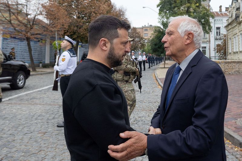 &copy; Reuters. FOTO DE ARCHIVO. El presidente de Ucrania, Volodymyr Zelenskiy, habla con el jefe de Política Exterior de la Unión Europea, Josep Borrell, mientras visitan el Muro de la Memoria de los Defensores Caídos de Ucrania, en medio del ataque de Rusia a Ucrani