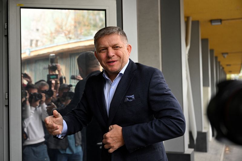 &copy; Reuters. SMER-SSD party leader Robert Fico arrives to the party's headquarters after the country's early parliamentary elections, in Bratislava, Slovakia, October 1, 2023. REUTERS/Radovan Stoklasa