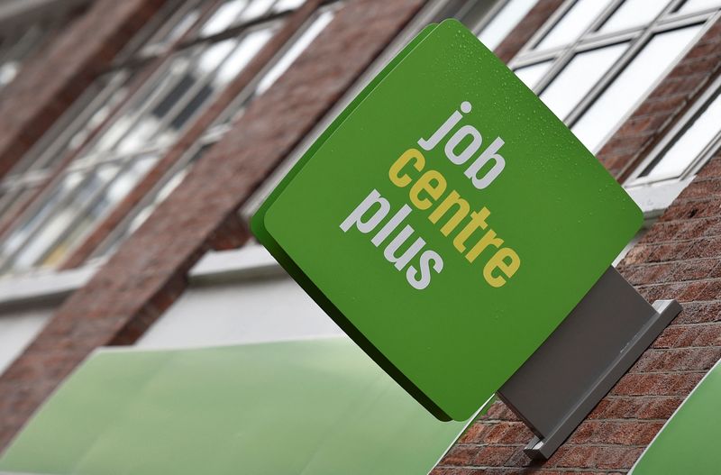 &copy; Reuters. Un panneau Job Centre Plus est vu dans le centre de Londres, en Grande-Bretagne. /Photo d'archives/REUTERS/Toby Melville/
