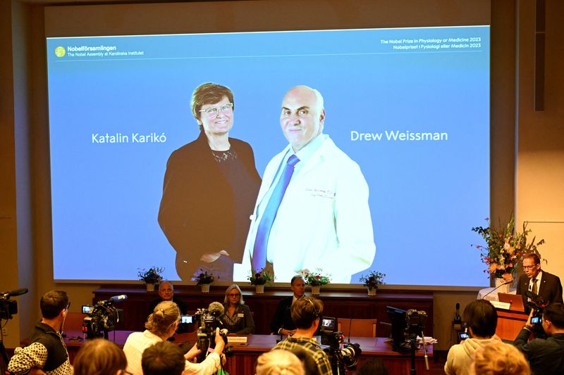 &copy; Reuters. العالمان كاتالين كاريكو ودرو وايزمان يفوزان بجائزة نوبل في الطب لعام 2023 في معهد كارولينسكا في ستوكهولم بالسويد يوم الاثنين. يحظر استخدام ال