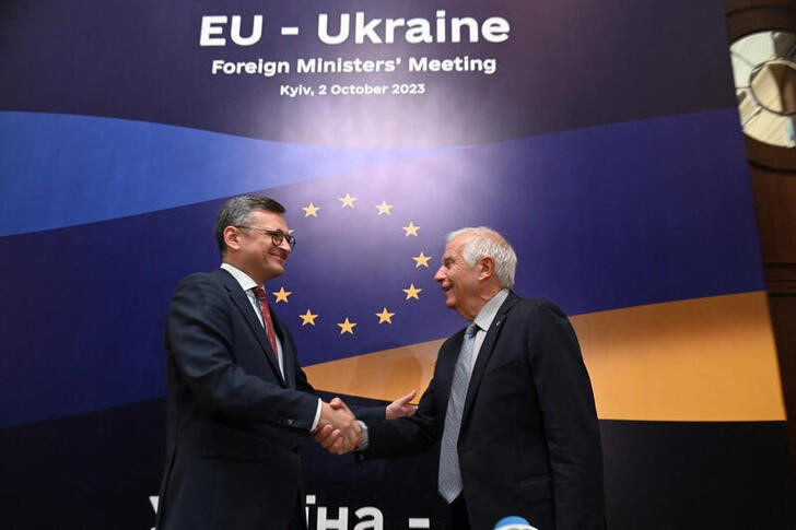 © Reuters. Ukrainian Foreign Minister Dmytro Kuleba and European Union Foreign Policy Chief Josep Borrell shake hands before EU-Ukraine foreign ministers meeting, amid Russia's attack on Ukraine, in Kyiv, Ukraine October 2, 2023. Press service of the Ministry of Foreign Affairs of Ukraine/Handout via REUTERS 