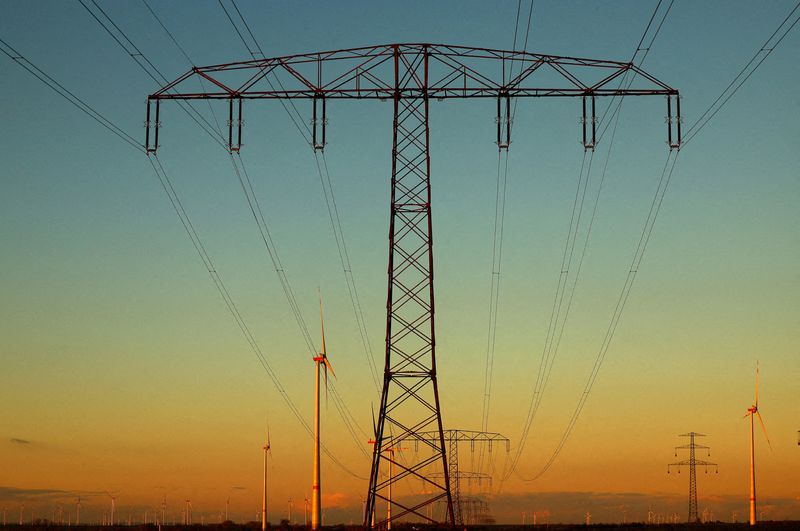 &copy; Reuters. FOTO DE ARCHIVO: Torres de energía eléctrica con líneas de alta tensión junto a turbinas eólicas cerca de Weselitz, Alemania 18 de noviembre 2022. REUTERS/Lisi Niesner/Fotografía de archivo