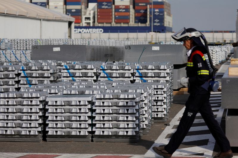 &copy; Reuters. FOTO DE ARCHIVO: Un trabajador pasa por delante del almacén de lingotes de aluminio en la fundición de aluminio Aluminium Dunkerque en Loon-Plage, cerca de Dunkerque, Francia. 22 de septiembre, 2022. REUTERS/Pascal Rossignol