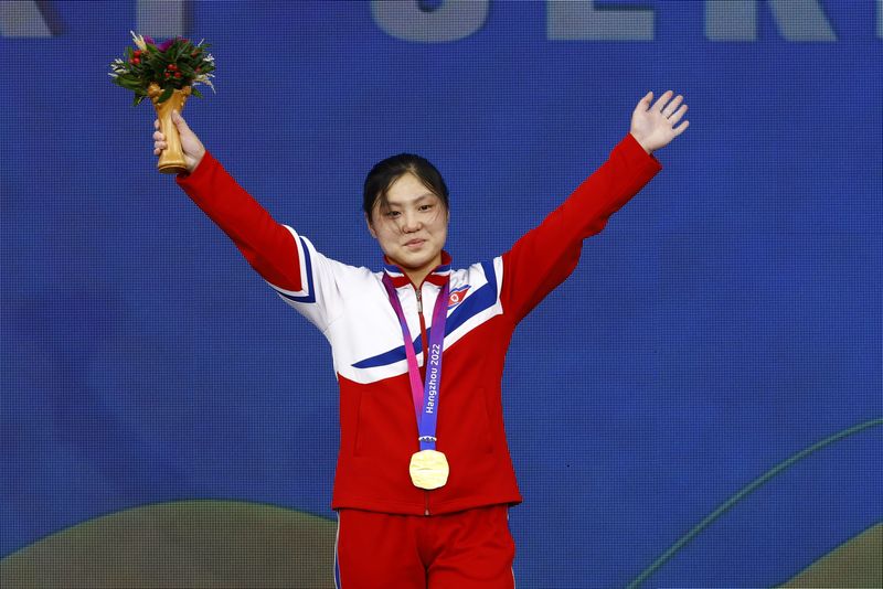 &copy; Reuters. لاعبة كوريا الشمالية كيم أيل جيونغ خلال مراسم تسلم الميدالية الذهبية بعد تسجيل رقم عالمي في رفعة الخطف في وزن 59 كيلوجراما في الألعاب الأسيو