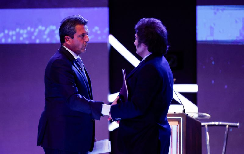 &copy; Reuters. Sergio Massa e Javier Milei durante debate
 1/10/2023   Tomas Cuesta/Pool via REUTERS