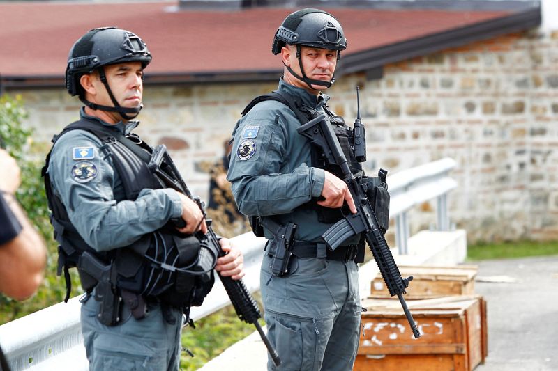 &copy; Reuters. Des policiers kosovars patrouillent après une fusillade dans le village de Banjska, au Kosovo. /Photo prise le 27 septembre 2023/REUTERS/Ognen Teofilovski/