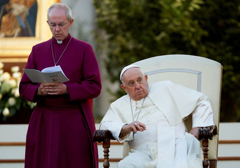 Conservatives challenge pope on women, same-sex couples before Vatican meeting