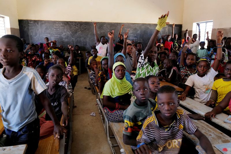 &copy; Reuters. تلاميذ يحضرون فصلا دراسيا في دوري في بوركينا فاسو بصورة من أرشيف رويترز.