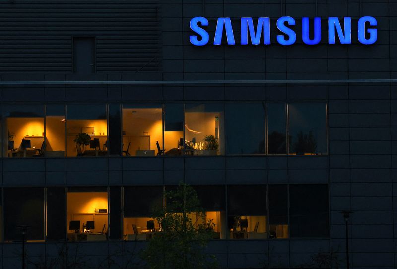 &copy; Reuters. FILE PHOTO: The logo of Samsung is seen on the top of a Brussels' office of the company in Diegem, Belgium September 21, 2023. REUTERS/Yves Herman/File Photo