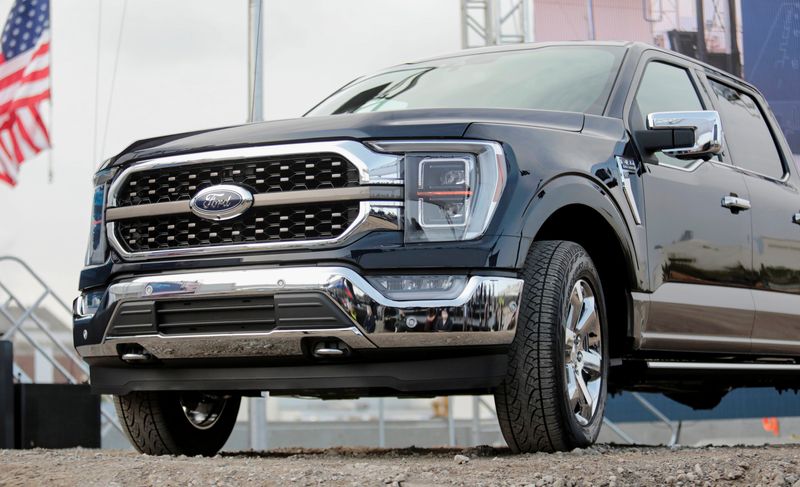 © Reuters. FILE PHOTO: Ford Motor Co. displays a 2021 Ford F-150 pickup truck at the Rouge Complex in Dearborn, Michigan, U.S. September 17, 2020. REUTERS/Rebecca Cook