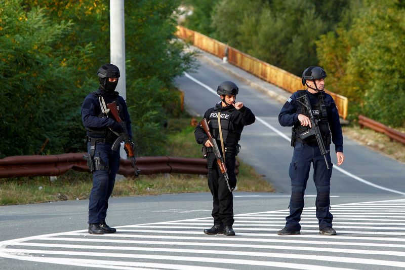 &copy; Reuters. أفراد شرطة كوسوفو يقومون بدورية على الطريق المؤدي إلى دير بانجسكا في أعقاب حادث إطلاق نار بالقرب من زفيكان في كوسوفو يوم 27 سبتمبر أيلول 2023. ت