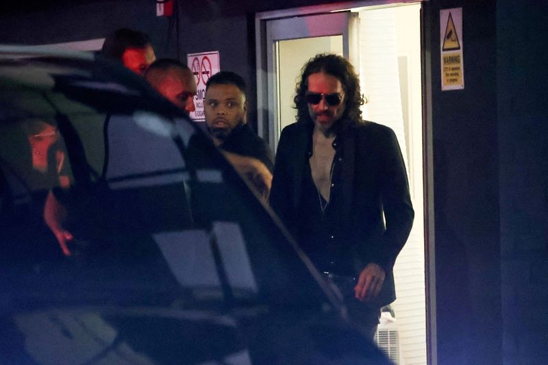 &copy; Reuters. FILE PHOTO: British comedian and actor Russell Brand walks outside the Wembley Park Theatre, in northwest London, Britain, September 16, 2023. REUTERS/Susannah Ireland/File Photo