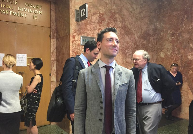 © Reuters. FILE PHOTO: Anti-abortion activist David Daleiden, waits outside Superior Court in San Francisco, California, U.S., May 3, 2017.  REUTERS/Lisa Fernandez/File Photo